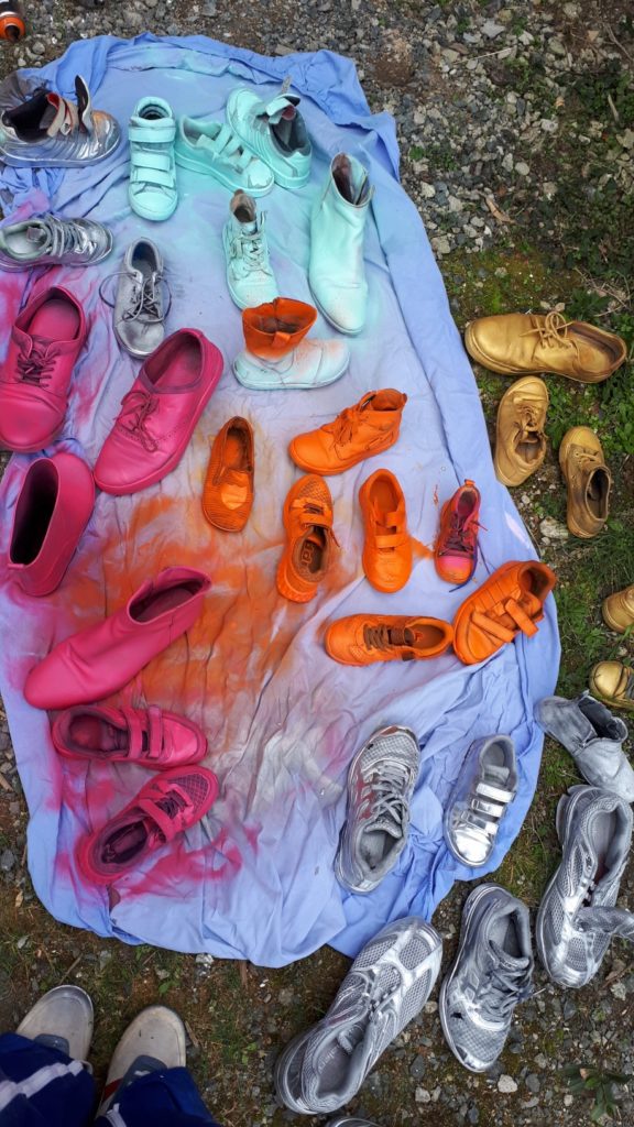 CE1B Peinture de vieilles chaussures récupérées à la bombe