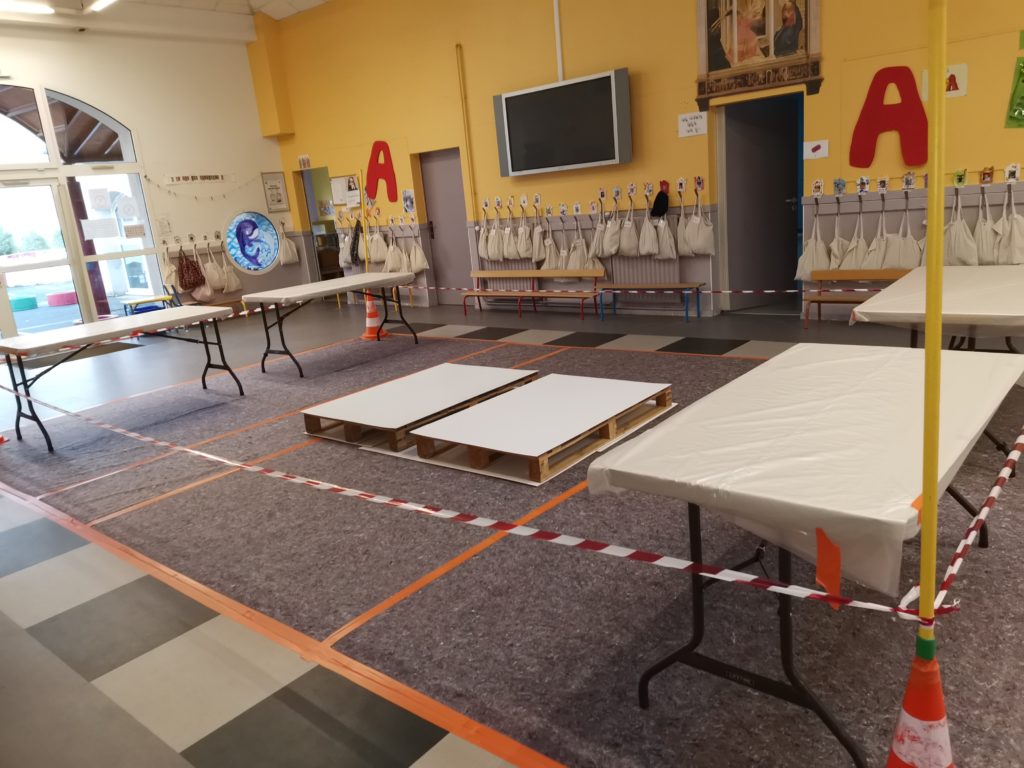 Installation du hall pour accueillir le gâteau